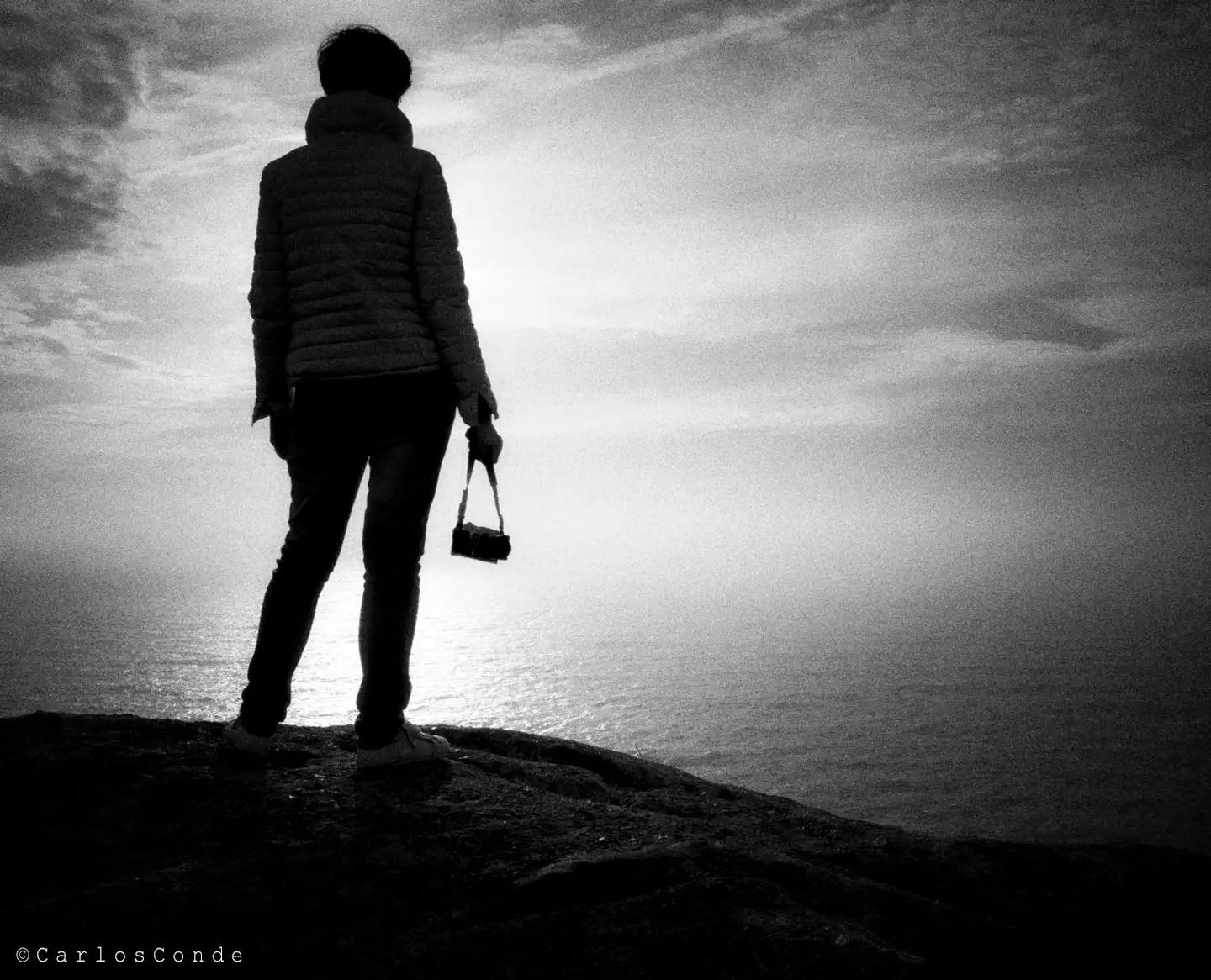 Have you ever taken your camera out for a walk as if it were your dog? I have. 🐶📸
I go out with it, keep it on a leash… and sometimes I come back home without a single photo.
That’s when you learn something important: your camera isn’t a brick, but sometimes it weighs the same — and creativity… well, sometimes it stays at home too. 😅
Here I talk about how I survive these urban walks without losing my photographic motivation. https://monicariveiro.es/en/motivacion-fotografia-ciudad/