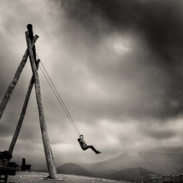https://monicariveiro.es/poesia-visual-fotografia/ Durante años odié la poesía.
Ahora resulta que la estoy practicando.
Con cámara.
Ironías de la vida. Belleza, metáforas visuales, imágenes que te erizan la piel y de cómo pasé de esconderme en clase de lengua… a buscar emoción en la luz. ¿Y tú me lo preguntas? . . . Poesía . . . eres tú!