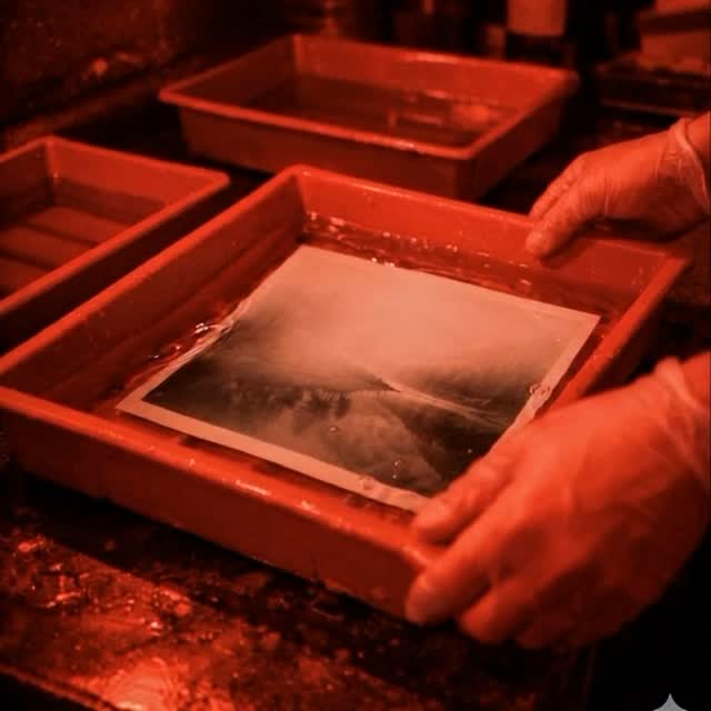 https://monicariveiro.es/en/imprimir-fotografias-era-digital/ I have seen images that you digital beings wouldn’t believe.
Prints floating in trays, in a darkness wrapped in red silence.
I have seen lights and shadows slowly emerging on wet paper.
Baryta paper soaked in patience and time.
All those moments and scents will fade into memory.
Moments that smell of time.
Time to fade away.