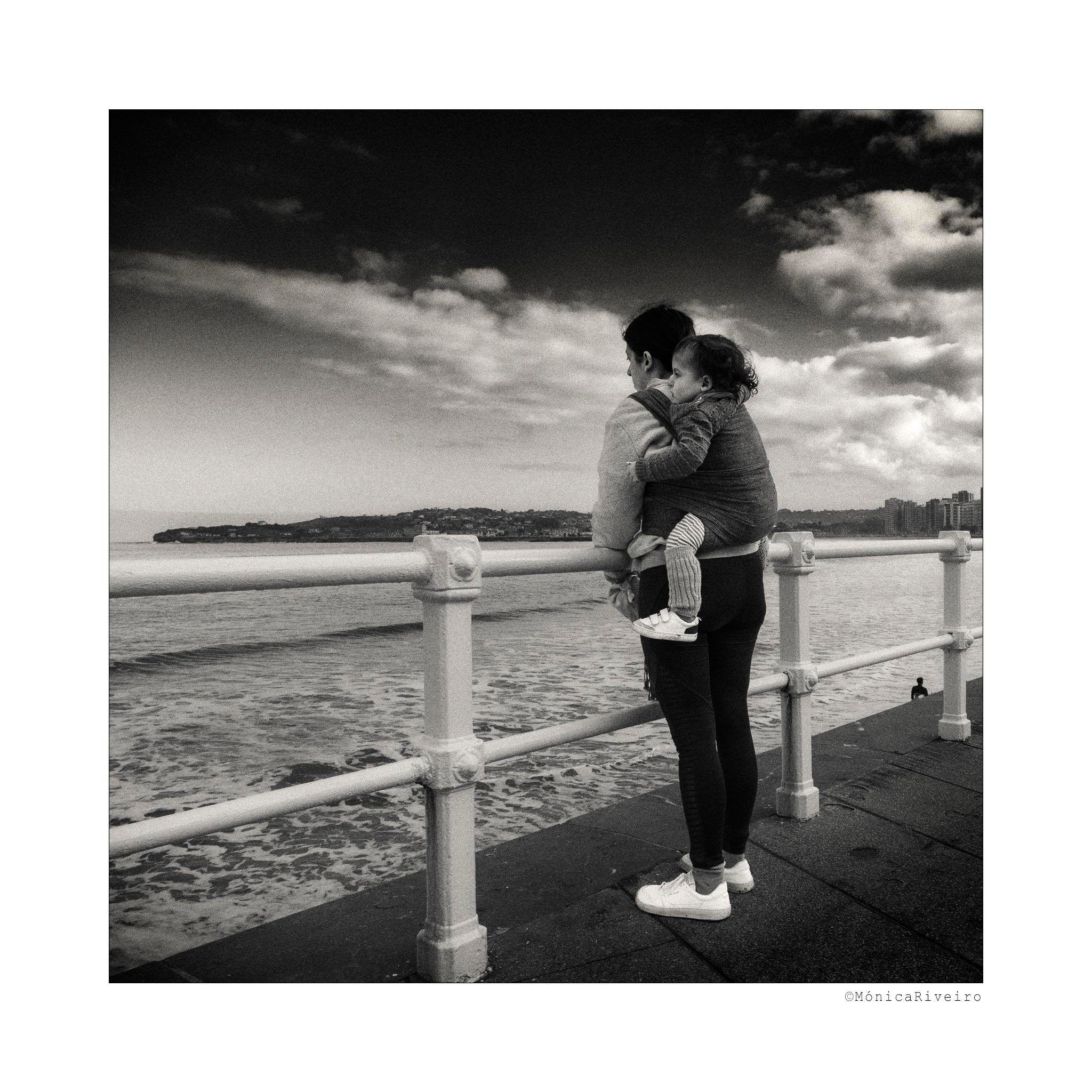 "The railing" project. #framesmag #fotazasfotoclub #womenstreetphotographers #streetphotographersmagazine #eyesshotmag #scp_by_bulb #culturainquieta #bnwphotography #bnw_artstyle #bnwsoul #gijón #capturestreets #lensculturestreets #storyofthestreet #blackandwhitephotographymagazine #blackandwhitephotographer #bw #bnw #bnwminimalismmag #gominimalmag #bnw_legit #loves_bnw #monoart #blackandwhite #bnw_life #minimalism #monochrome #monochromephotography #labarandilla #therailing