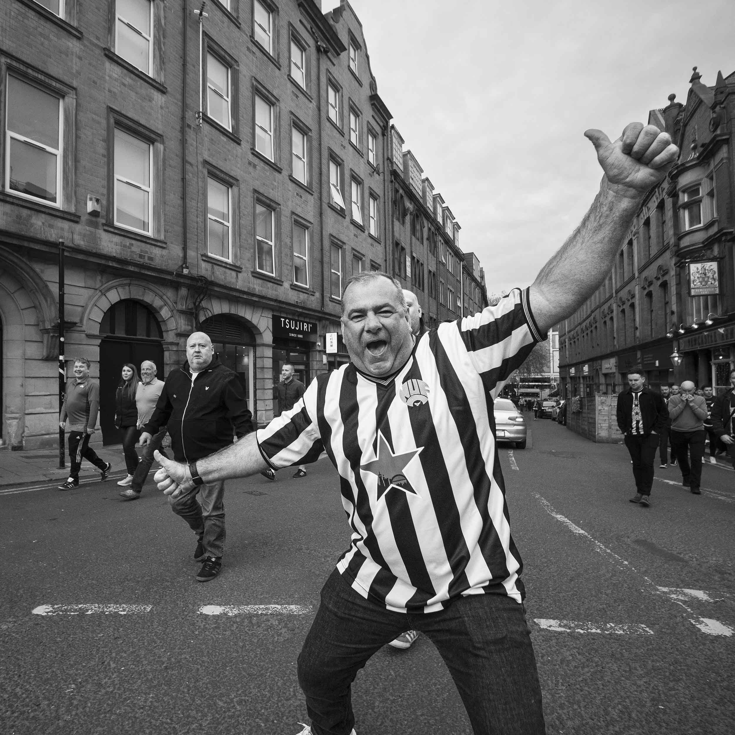 Un seguidor del equipo de fútbol del Newcastle posa delante de mi cámara