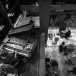 En un centro comercial de Dublín una pianista ameniza al resto de clientes