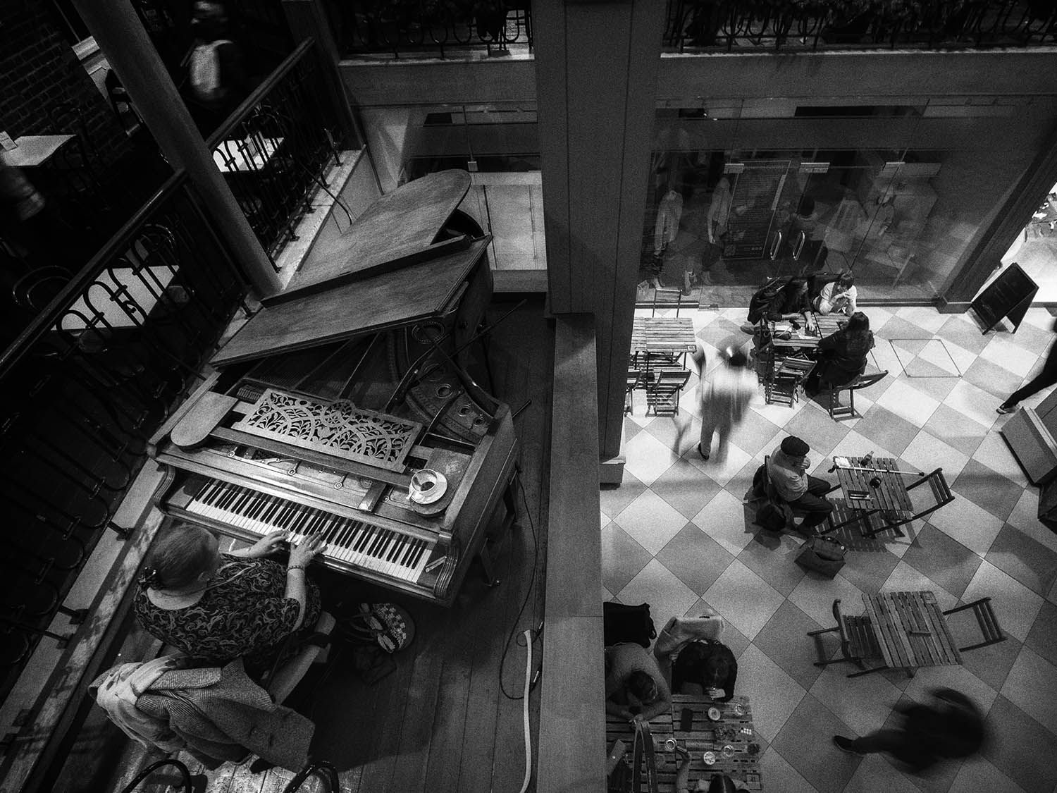 En un centro comercial de Dublín una pianista ameniza al resto de clientes