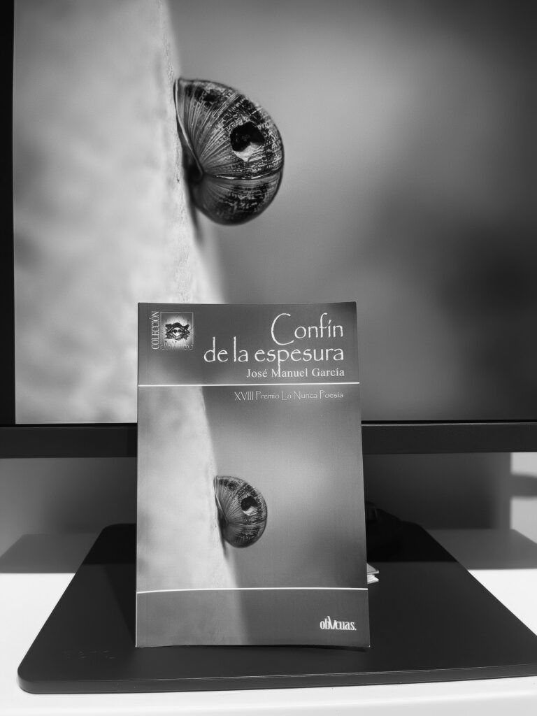 Portada del libro Confín de la espesura de José Manuel García con fotografía de Mónica Riveiro