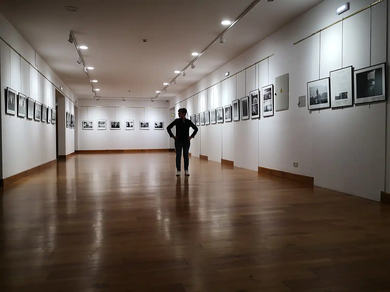 Monica Riveiro en una de sus exposiciones de fotografia de blanco y negro en Gijón