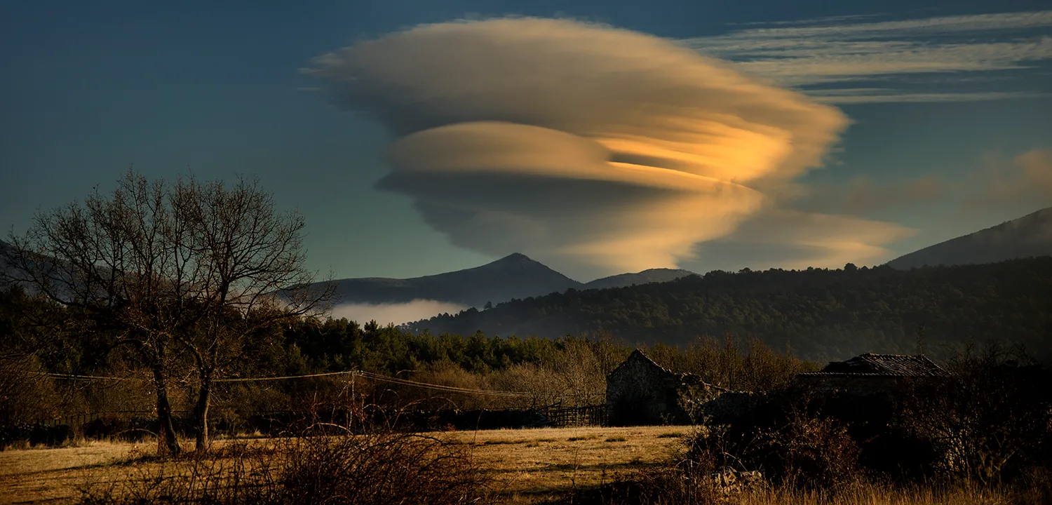 el color de las lenticularis al atardecer en Guadarrama