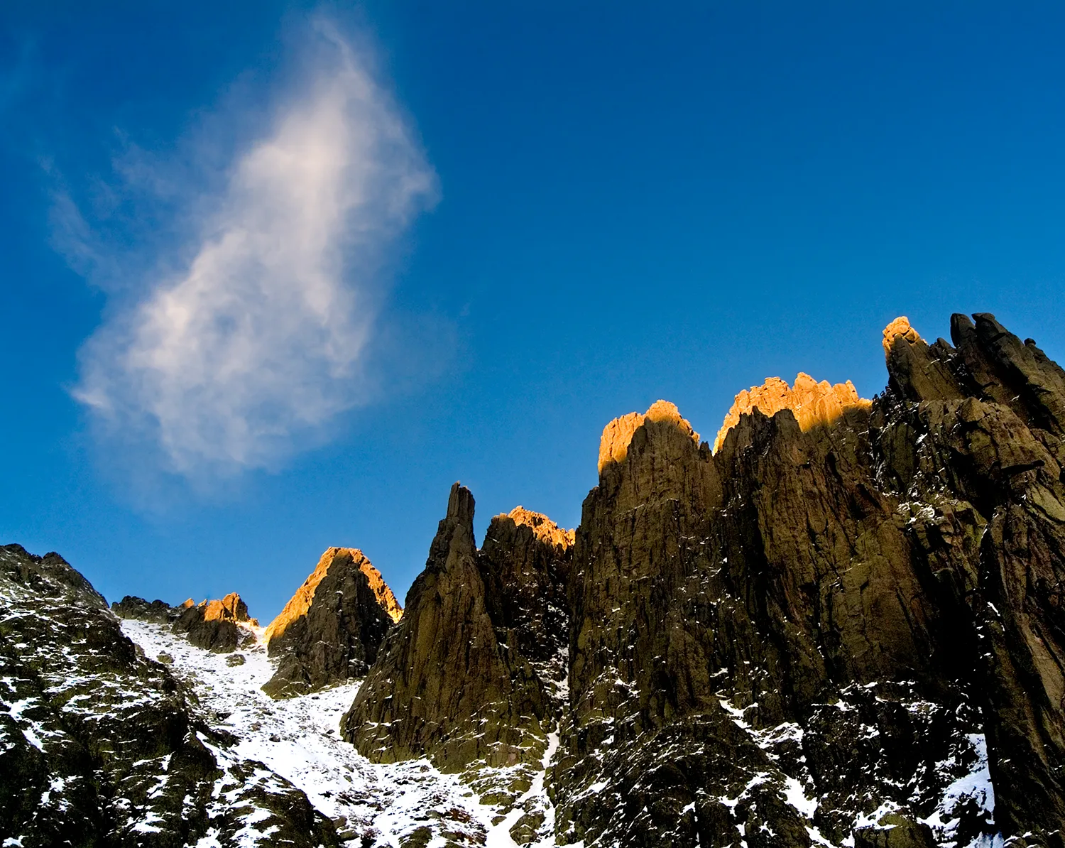 el color del atardecer sobre las agujas de Los Galayos en Gredos