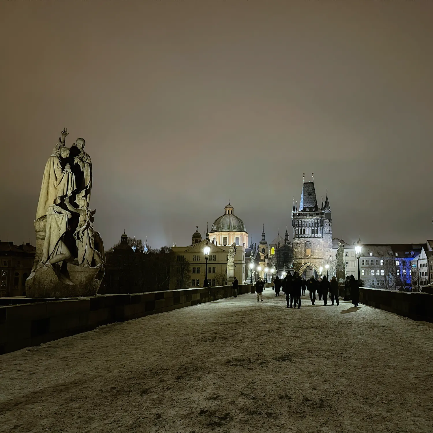 Praga de noche recién nevada en el Puente de Carlos