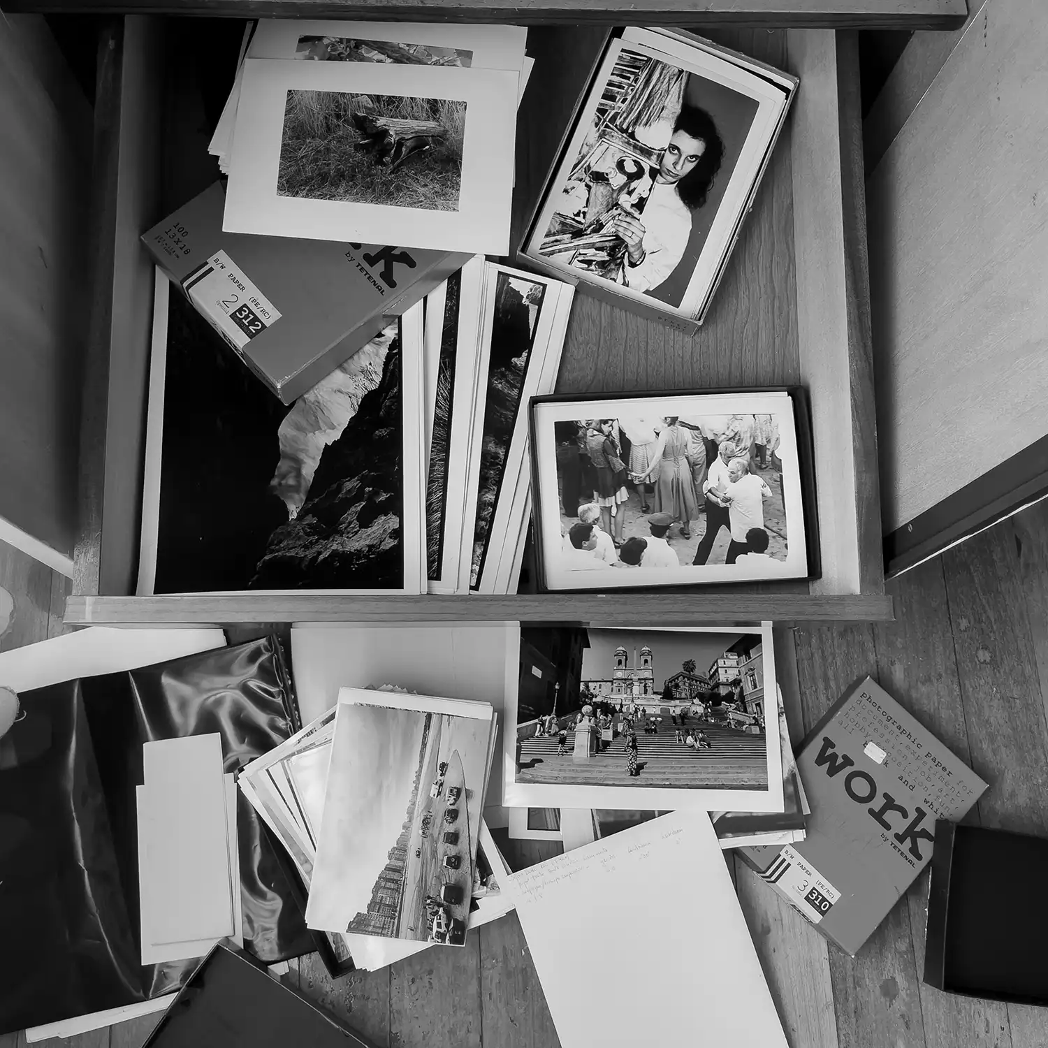 Fotografías en blanco y negro guardadas en un cajón