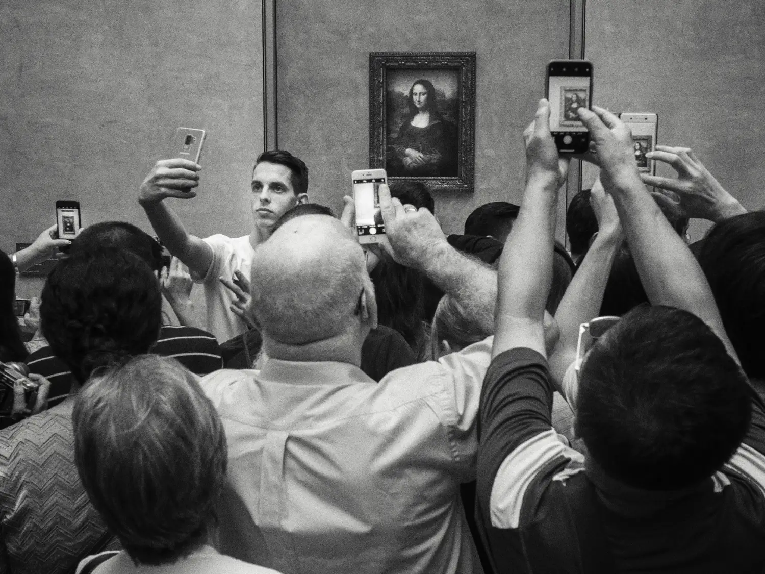 Visitantes fotografiando la Gioconda en el Museo del Louvre con móviles
