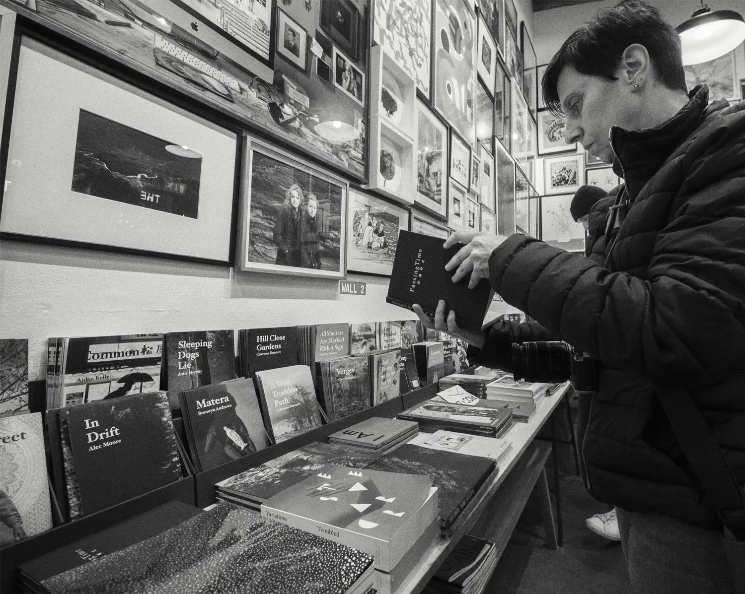 Persona observando fotolibros dentro de una librería en Dublín