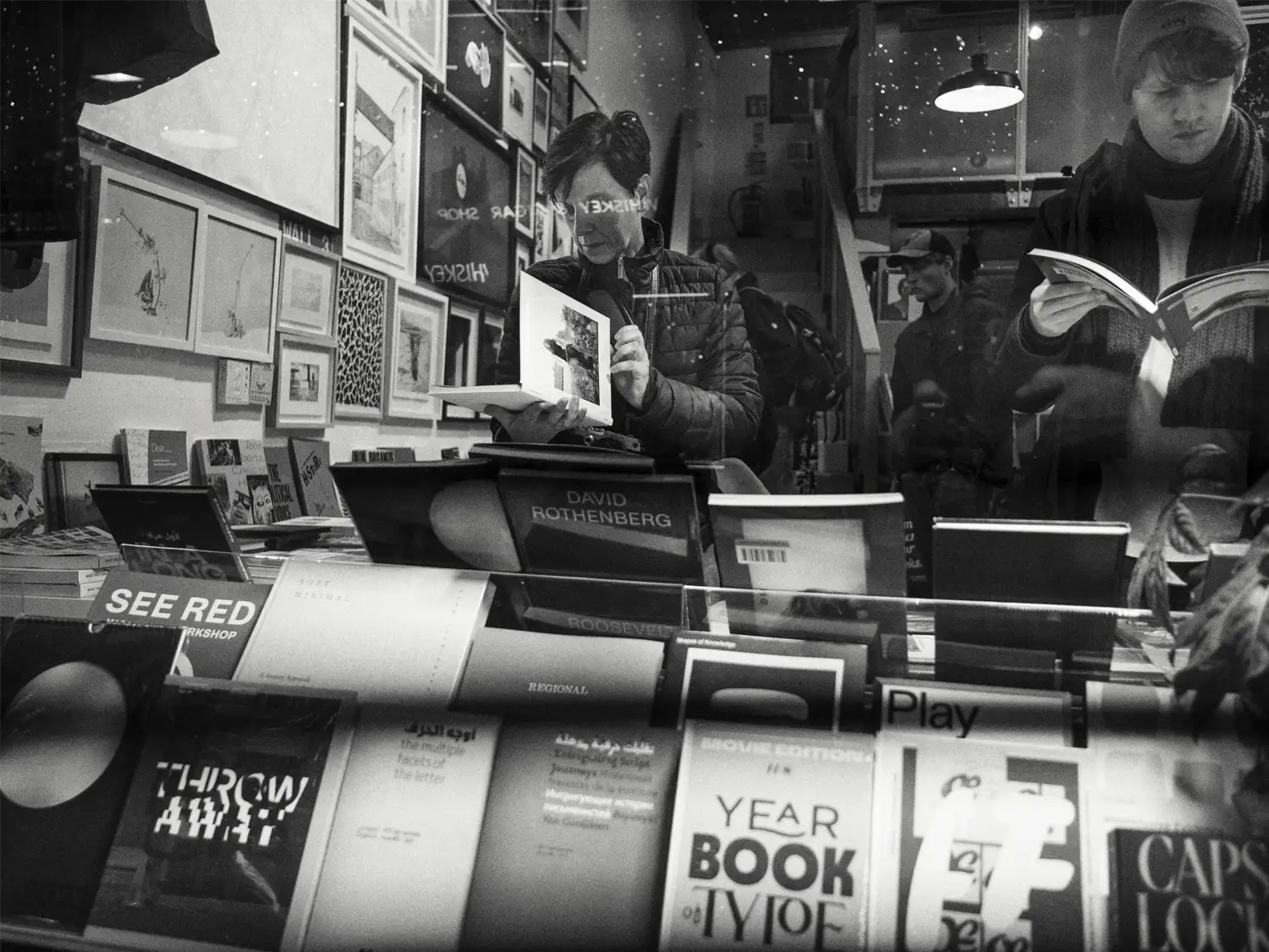 Persona mirando fotolibros desde el exterior de una librería en Dublín